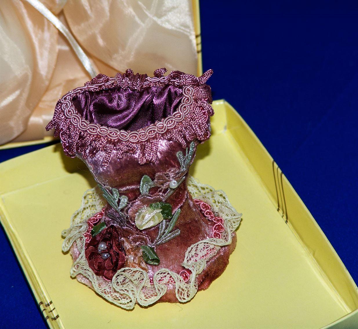 Vintage velvet and lace figurine / jewelry holder