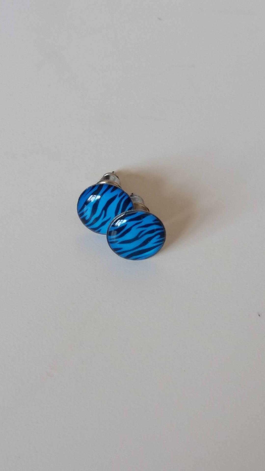 Blue swirl round earrings