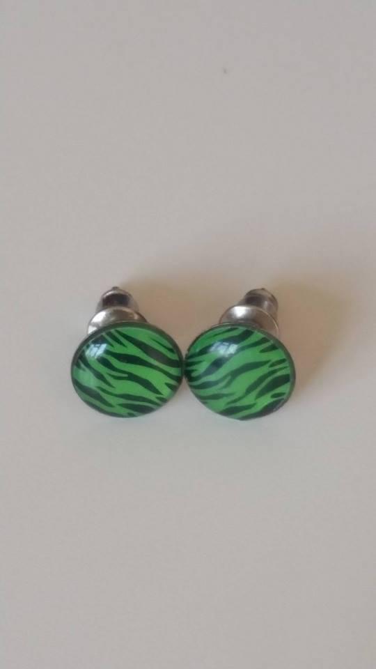 Green swirl round earrings